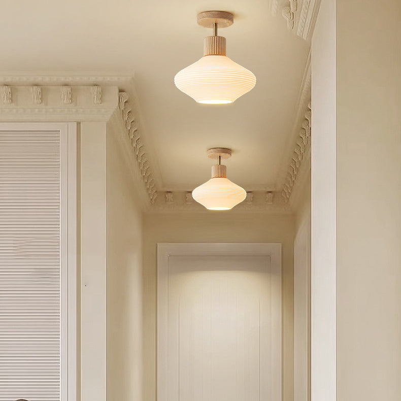 Træ‑Glas Loftlampe med Kompakt Semi‑Flush Form og Stabil Indendørs Placering
