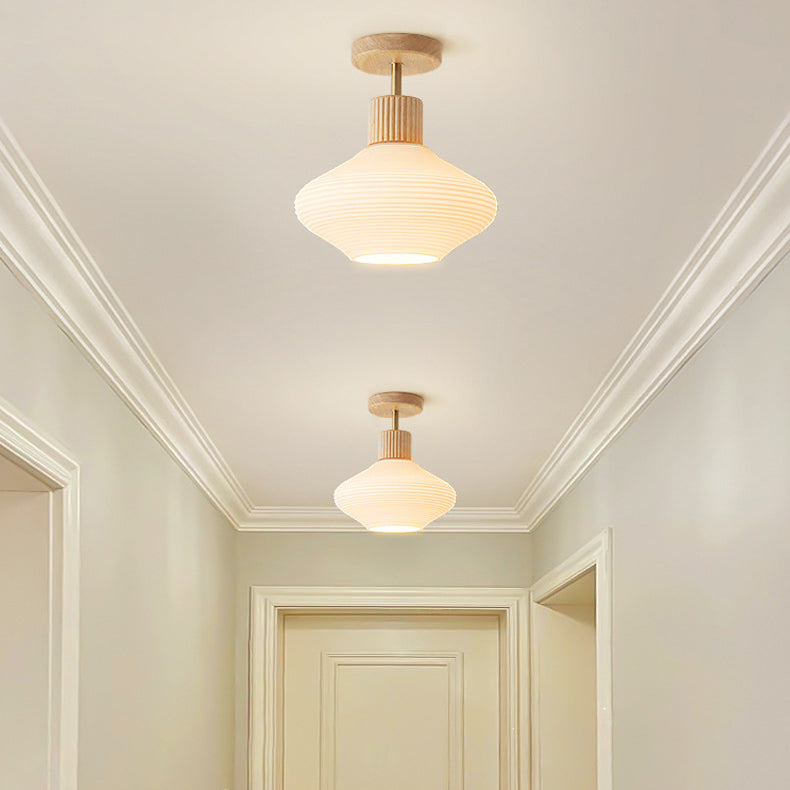 Træ‑Glas Loftlampe med Kompakt Semi‑Flush Form og Stabil Indendørs Placering
