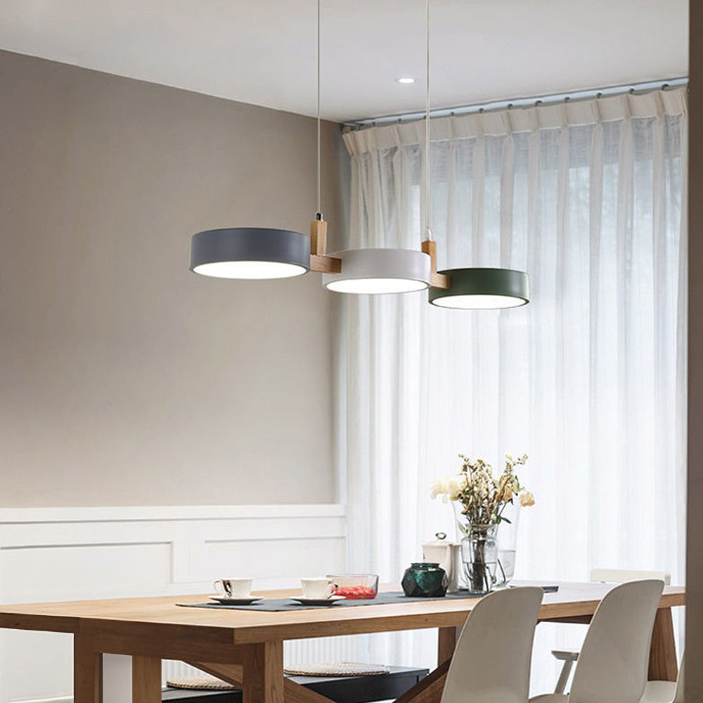 Nordisk Loftlampe med Trædetaljer og Slankt Flush‑Design