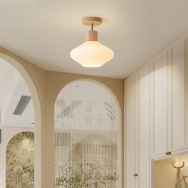 Træ‑Glas Loftlampe med Kompakt Semi‑Flush Form og Stabil Indendørs Placering