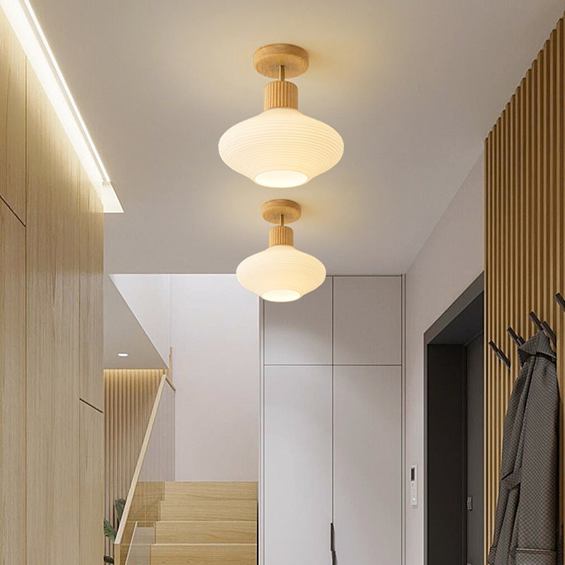 Træ‑Glas Loftlampe med Kompakt Semi‑Flush Form og Stabil Indendørs Placering