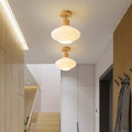 Træ‑Glas Loftlampe med Kompakt Semi‑Flush Form og Stabil Indendørs Placering
