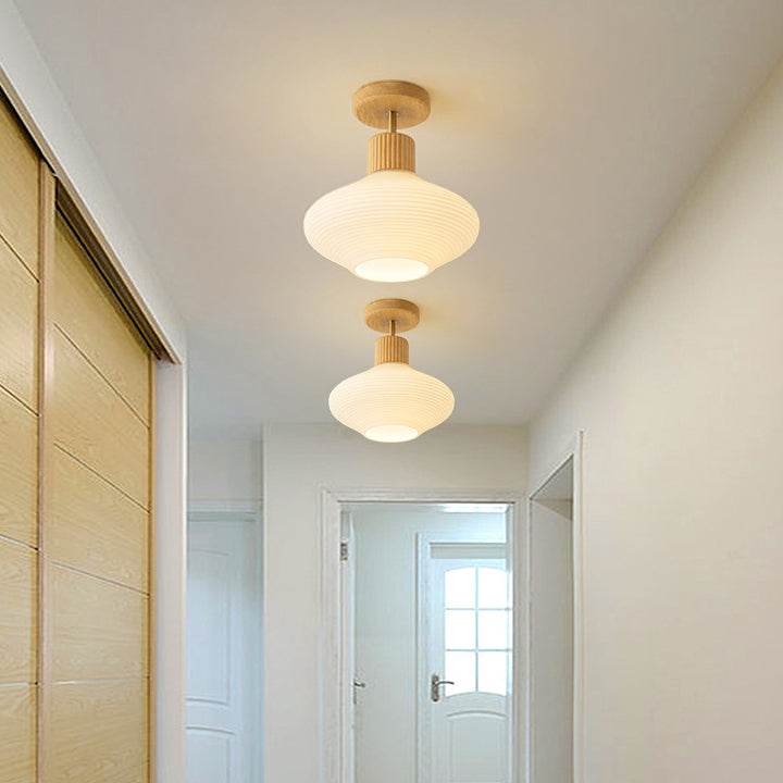 Træ‑Glas Loftlampe med Kompakt Semi‑Flush Form og Stabil Indendørs Placering