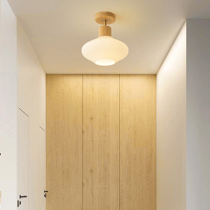 Træ‑Glas Loftlampe med Kompakt Semi‑Flush Form og Stabil Indendørs Placering