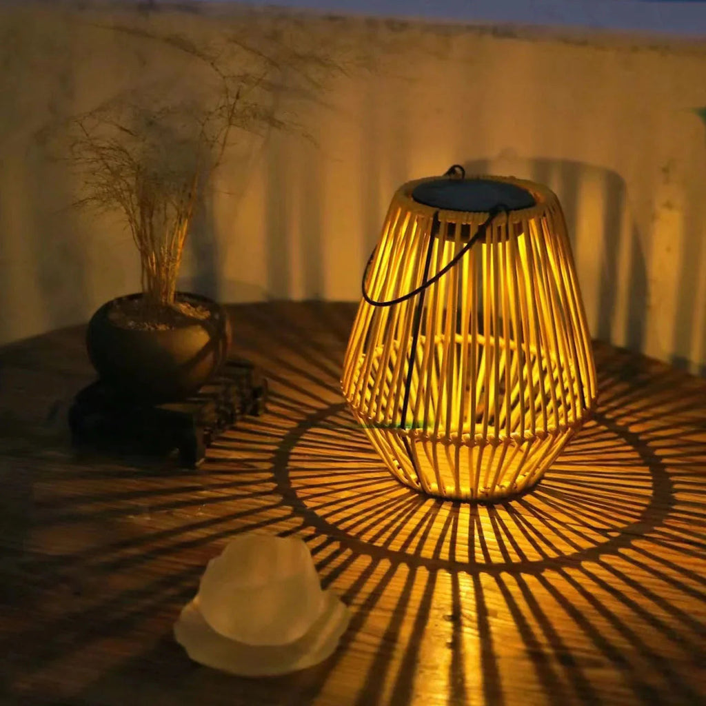 Solcellelanterne Med Rattanlook Og Automatisk LED-Belysning Til Have Og Terrasse