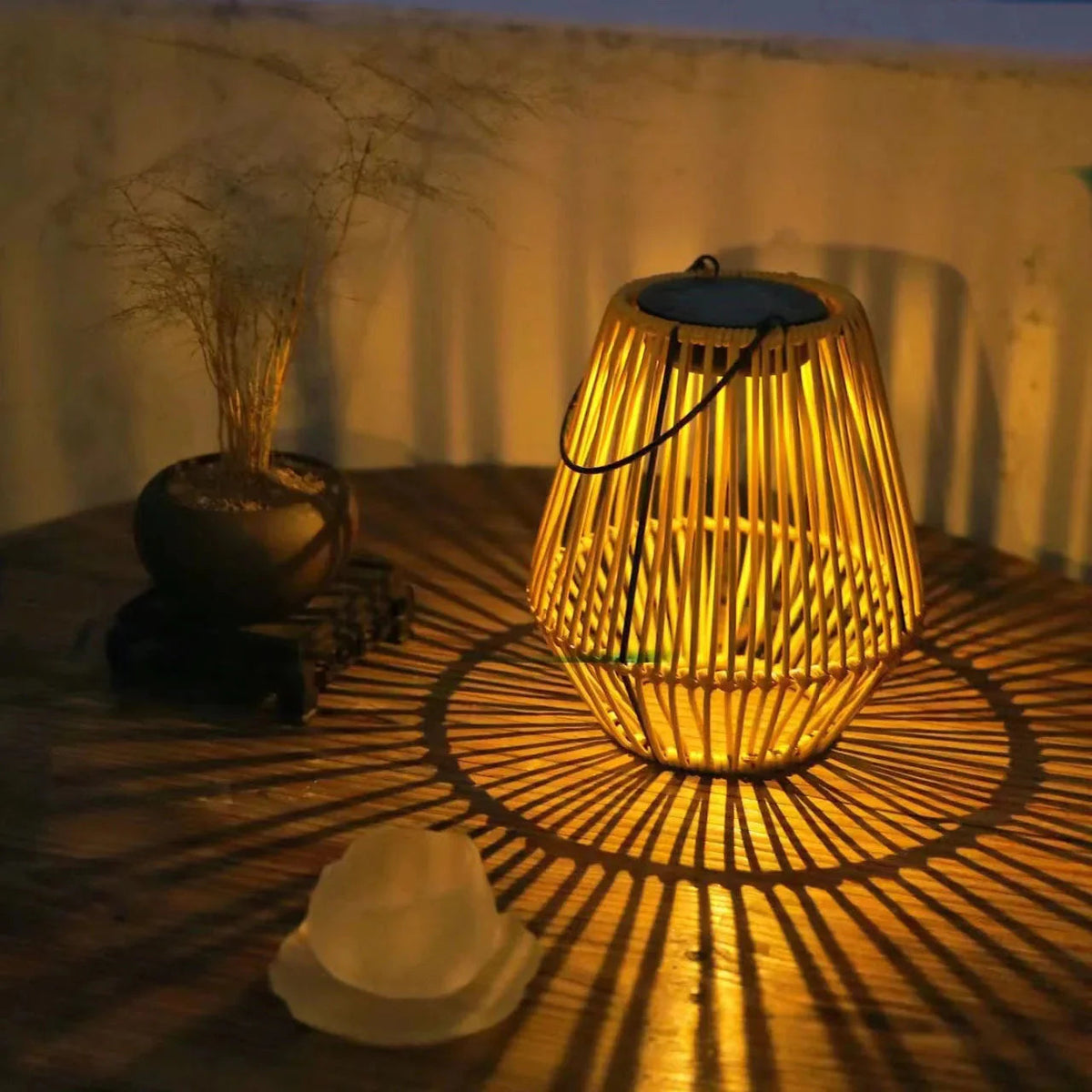 Solcellelanterne Med Rattanlook Og Automatisk LED-Belysning Til Have Og Terrasse