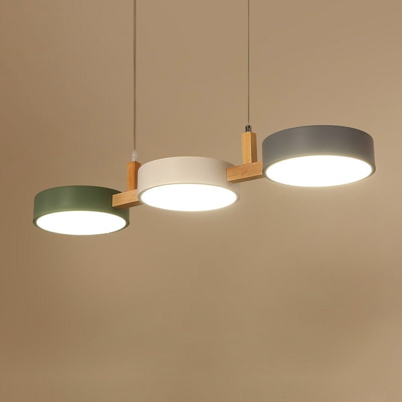Nordisk Loftlampe med Trædetaljer og Slankt Flush‑Design