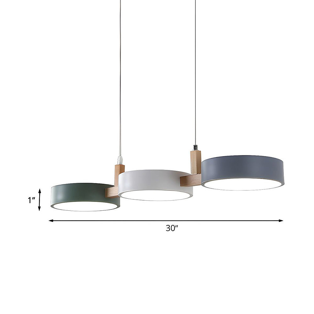Nordisk Loftlampe med Trædetaljer og Slankt Flush‑Design