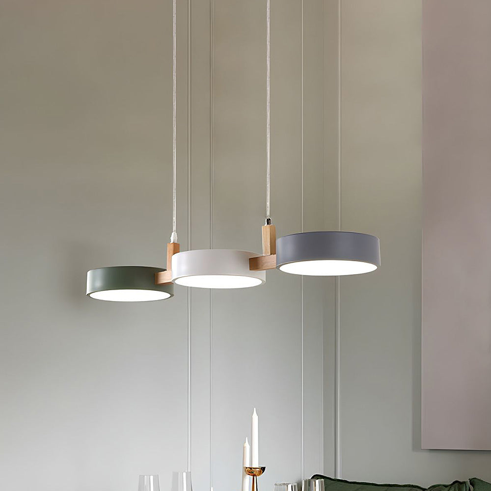 Nordisk Loftlampe med Trædetaljer og Slankt Flush‑Design