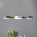 Nordisk Loftlampe med Trædetaljer og Slankt Flush‑Design