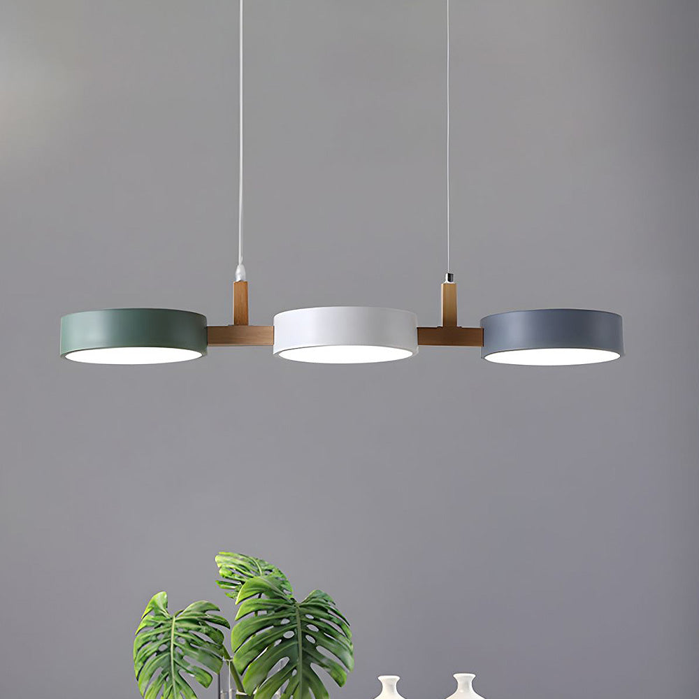 Nordisk Loftlampe med Trædetaljer og Slankt Flush‑Design