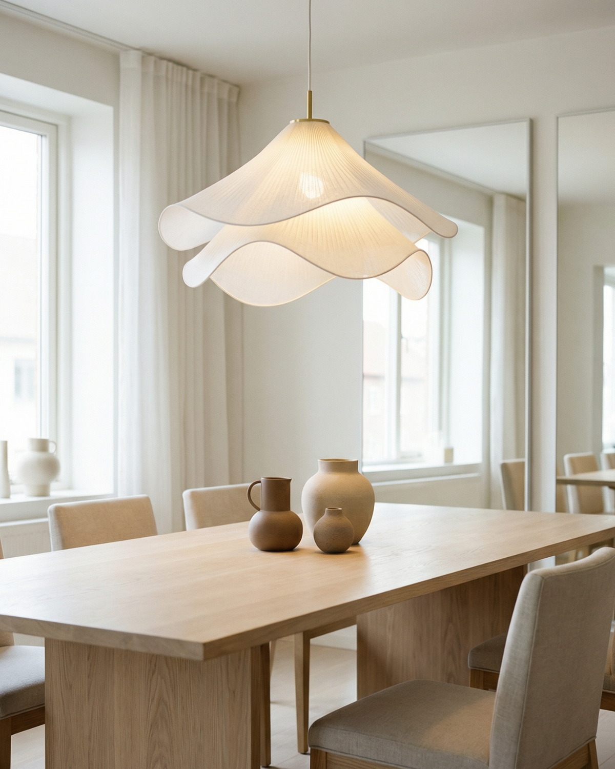 Pendellampe med Blød Blomsterform og Elegant Lagdelt Silhuet