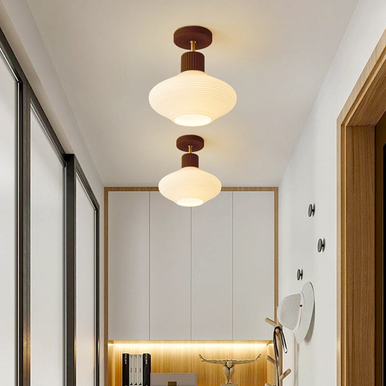 Træ‑Glas Loftlampe med Kompakt Semi‑Flush Form og Stabil Indendørs Placering