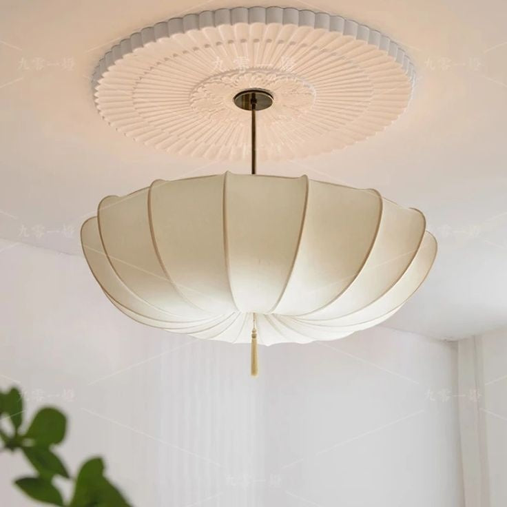 Loftlampe med Blød Skyform og Elegant Atmosfærisk Silhuet
