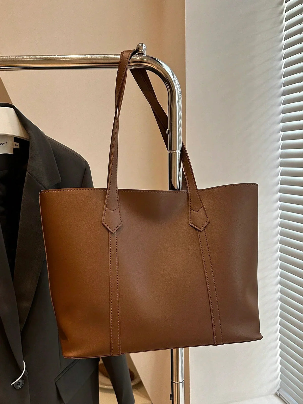 Elegant Håndtaske til Damer med Praktisk Opbevaring