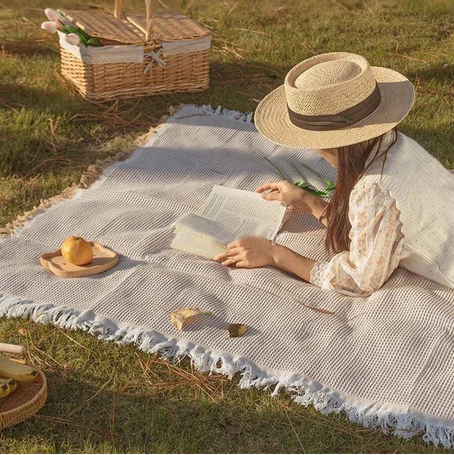 Let Vævet Udendørs Picnicmåtte med Ternet Mønster og Frynsekant til Rejsevenlig Komfort