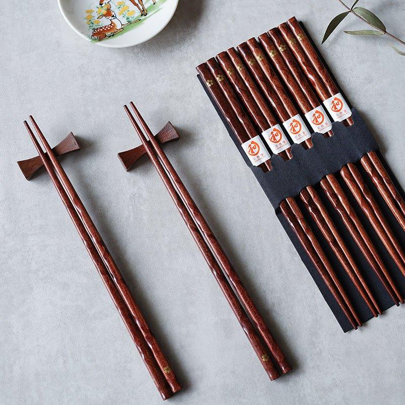 Træspisepinde med Dekorativ Sakura‑Detalje og Klassisk Japansk Udtryk