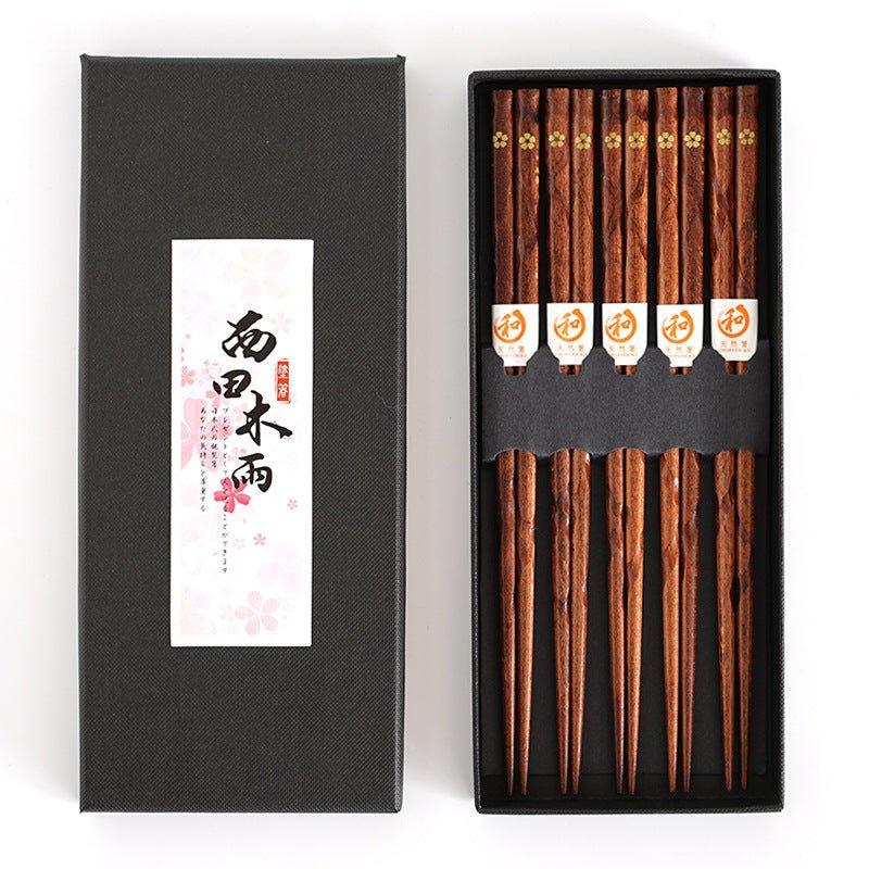 Træspisepinde med Dekorativ Sakura‑Detalje og Klassisk Japansk Udtryk