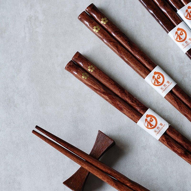 Træspisepinde med Dekorativ Sakura‑Detalje og Klassisk Japansk Udtryk
