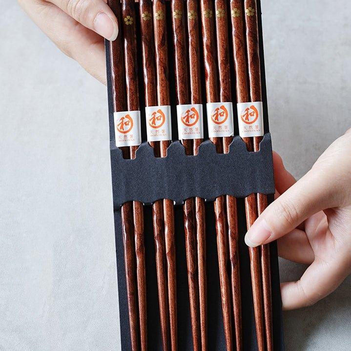 Træspisepinde med Dekorativ Sakura‑Detalje og Klassisk Japansk Udtryk