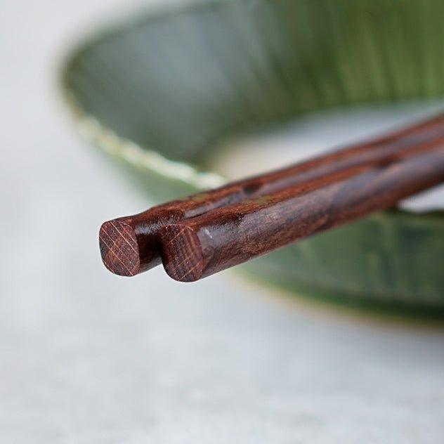 Træspisepinde med Dekorativ Sakura‑Detalje og Klassisk Japansk Udtryk