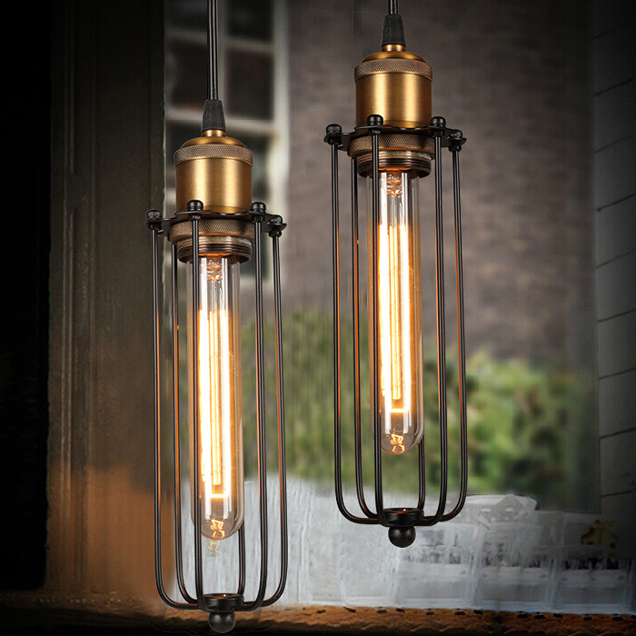 Industriel Pendellampe med Retro Gitterdesign og Varm Belysning