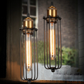 Industriel Pendellampe med Retro Gitterdesign og Varm Belysning