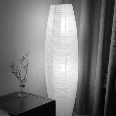 Nordisk Rispapir Søjlelampe med Massiv Træbase og Blødt Ambientelys