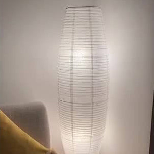 Nordisk Rispapir Søjlelampe med Massiv Træbase og Blødt Ambientelys
