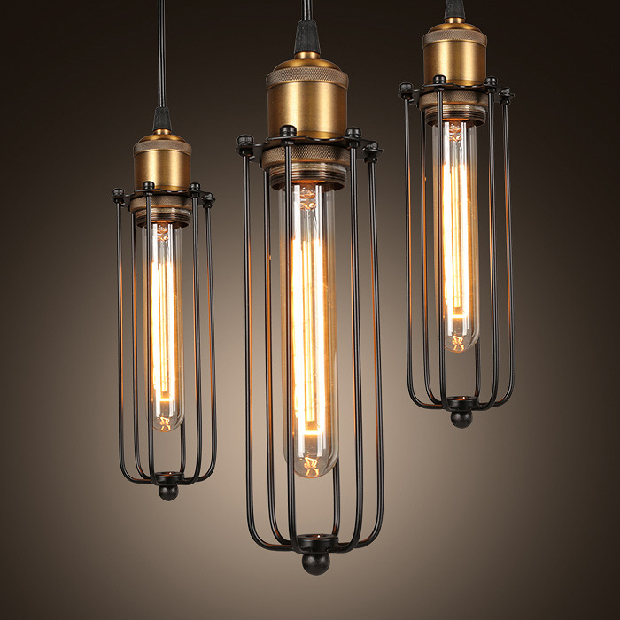 Industriel Pendellampe med Retro Gitterdesign og Varm Belysning