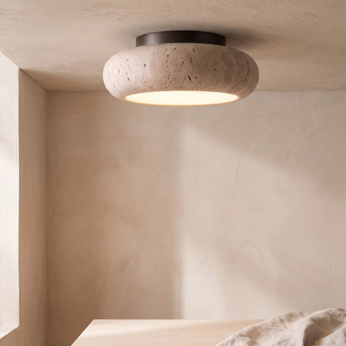 Japandi Loftlampe med Travertin-Look og Blødt Lys