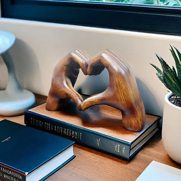 Hjerteornament I Træ Med Naturlig Årefinish Og Roligt Udtryk
