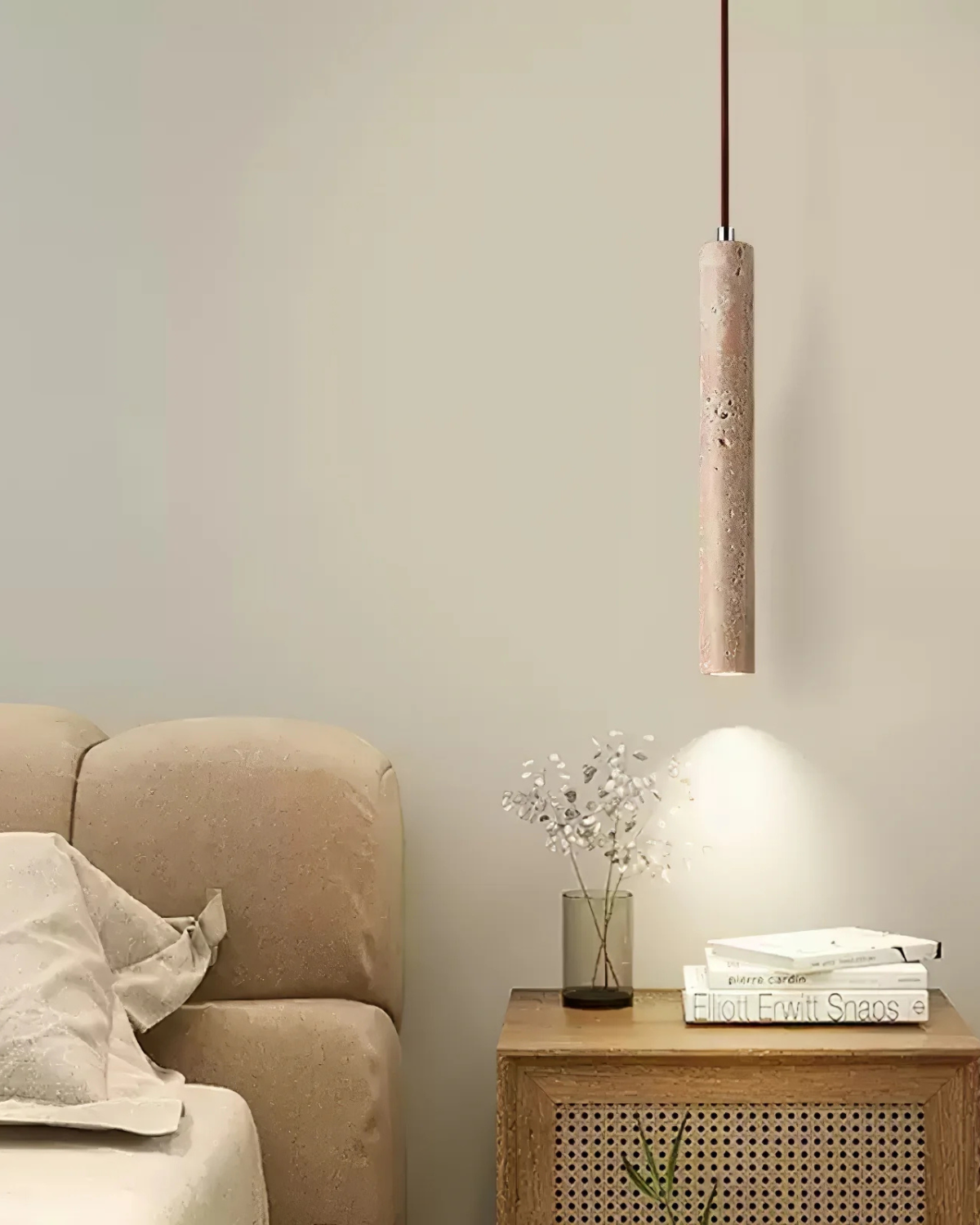 Pendellampe i Travertinform med Rolig Arkitektonisk Silhuet