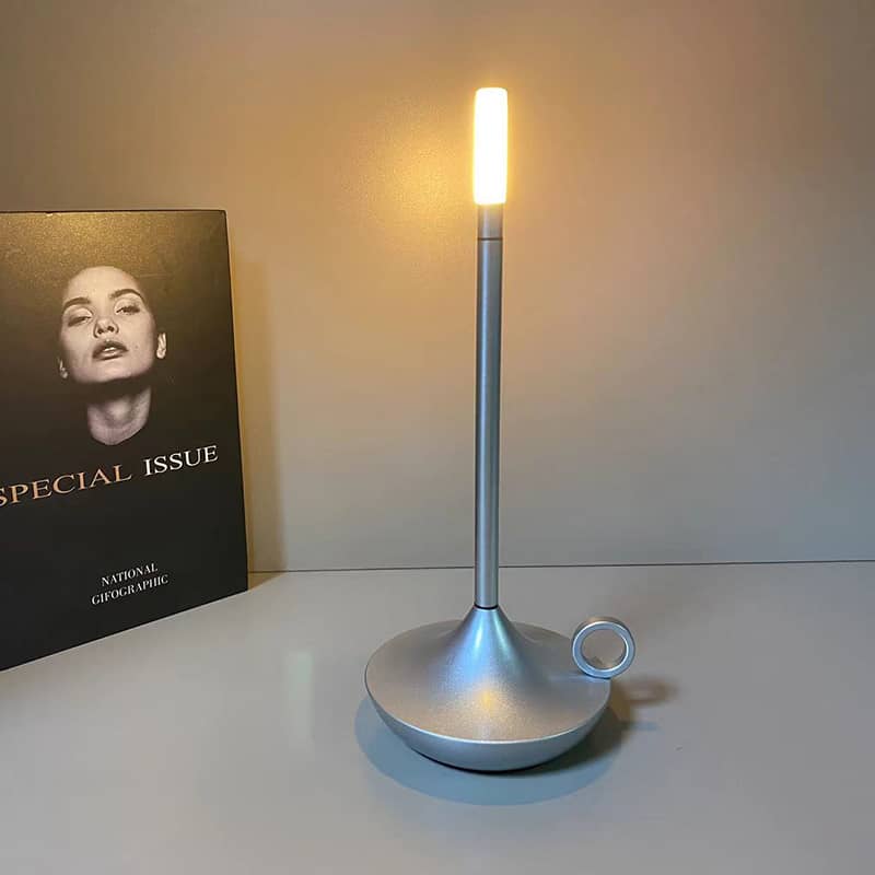 Genopladelig LED-Bordlampe i Aluminium med 3 Lysstyrker