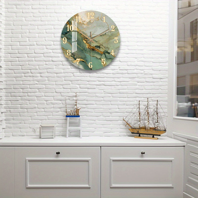 Støjsvagt Vægur I Træ Med Marmorinspireret Design Til Moderne Indretning
