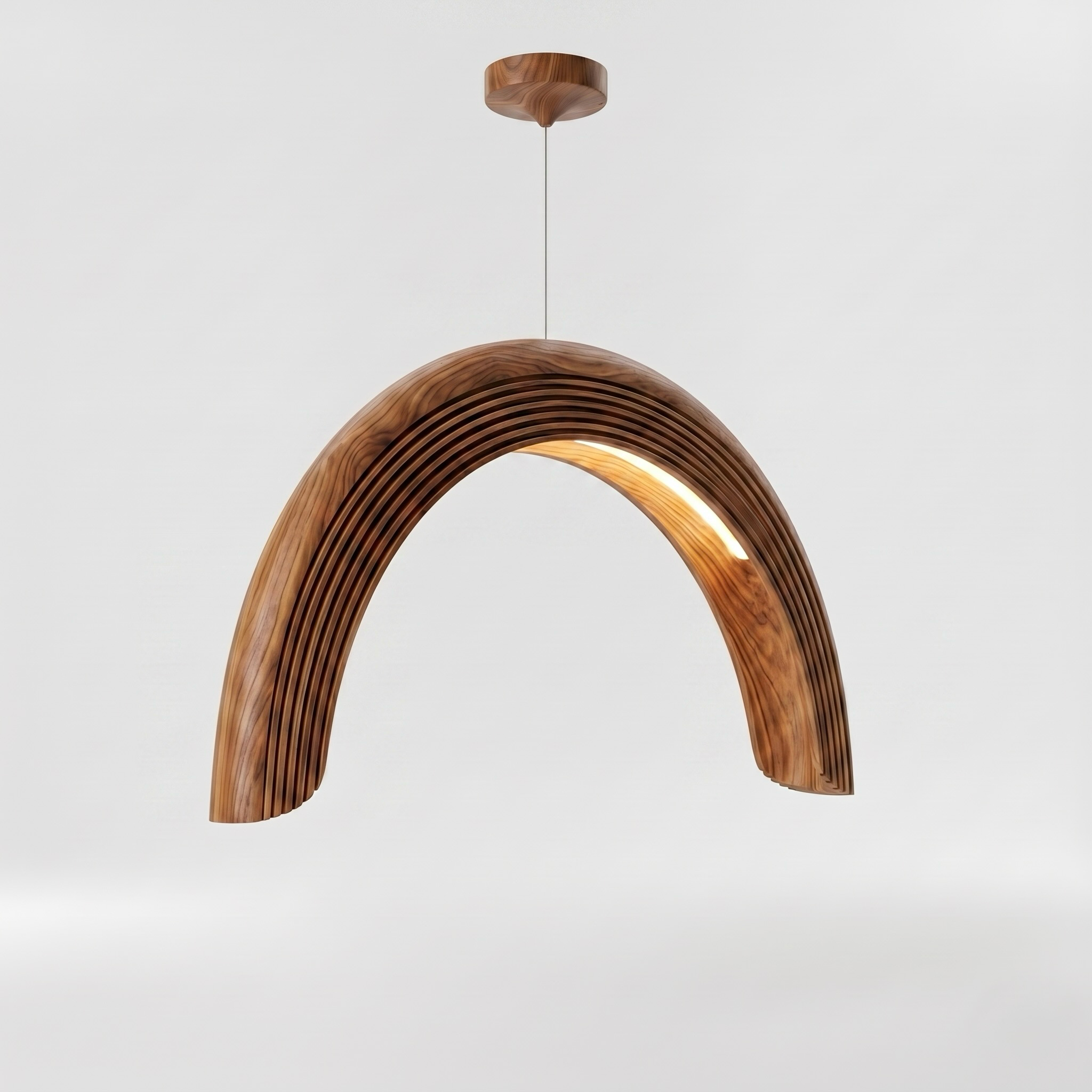 Lagdelt pendel i træ med buet design