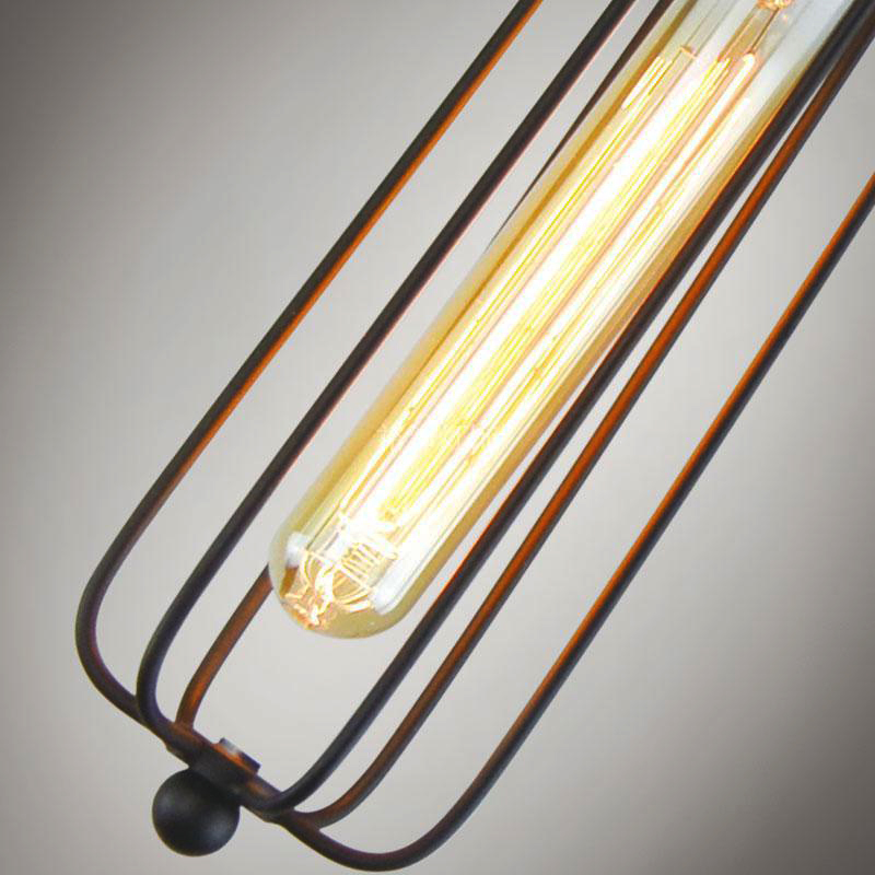 Industriel Pendellampe med Retro Gitterdesign og Varm Belysning