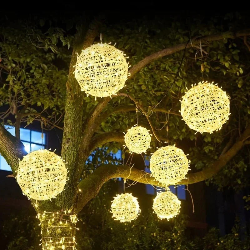 Dekorative LED‑Lysglobusser med Flettet Struktur for Stemningsfuld Belysning Inde og Ude