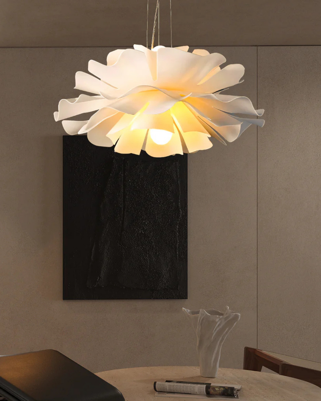 Pendellampe med Skulpturel Blomsterform og Elegant Lagdelt Silhuet