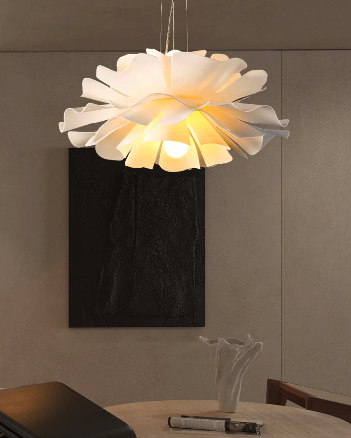 Pendellampe med Skulpturel Blomsterform og Elegant Lagdelt Silhuet