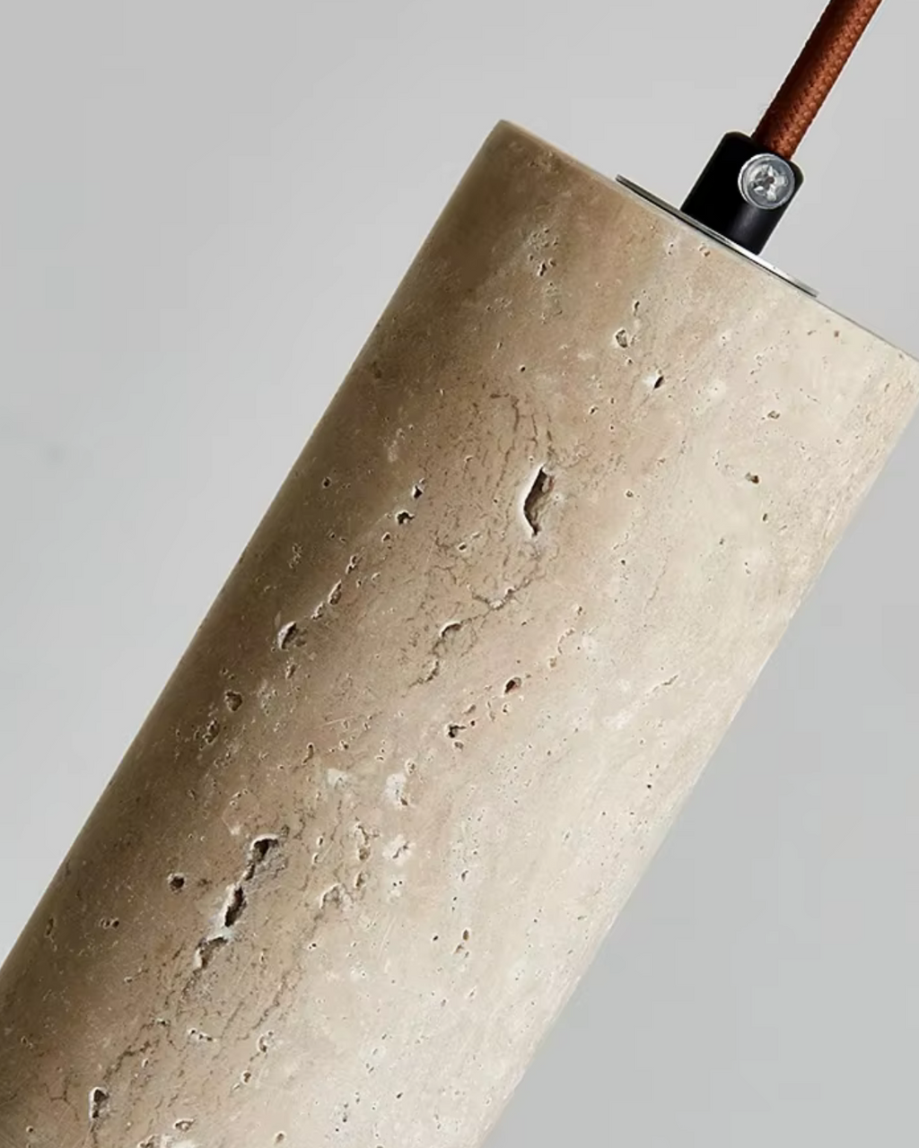 Pendellampe i Travertinform med Rolig Arkitektonisk Silhuet