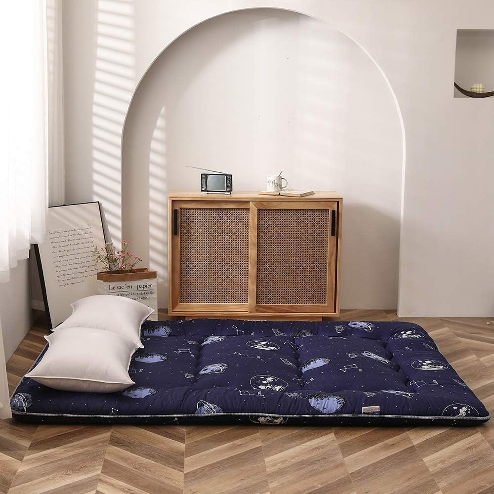 Foldbar Futonmadras Med Quiltet Overflade Og Polstret Komfort