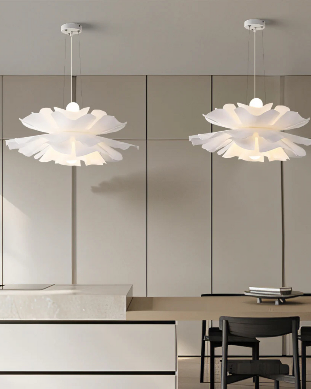 Pendellampe med Skulpturel Blomsterform og Elegant Lagdelt Silhuet