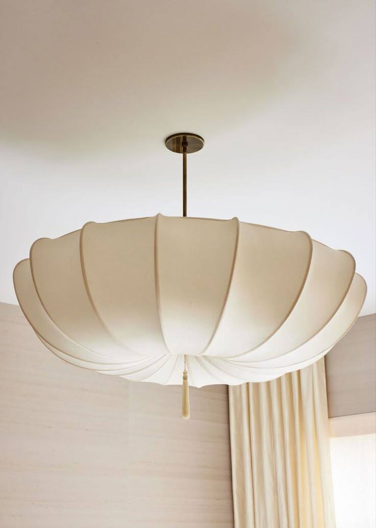 Loftlampe med Blød Skyform og Elegant Atmosfærisk Silhuet