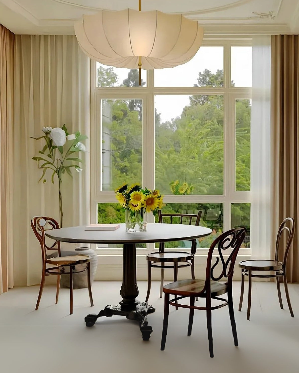 Loftlampe med Blød Skyform og Elegant Atmosfærisk Silhuet
