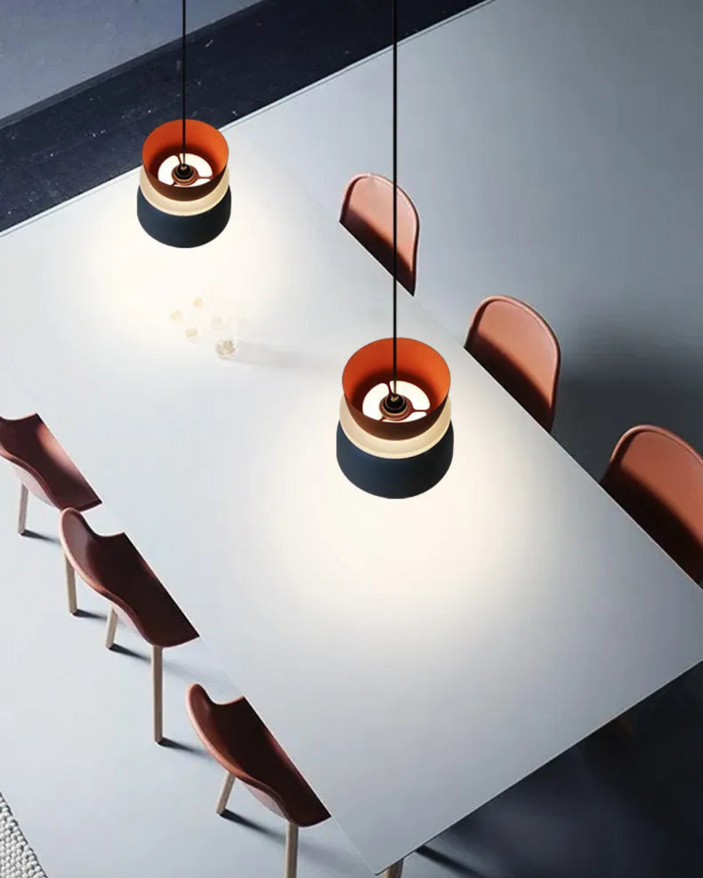 Pendellampe med Lagdelt Geometrisk Silhuet og Rolig Skulpturel Balance
