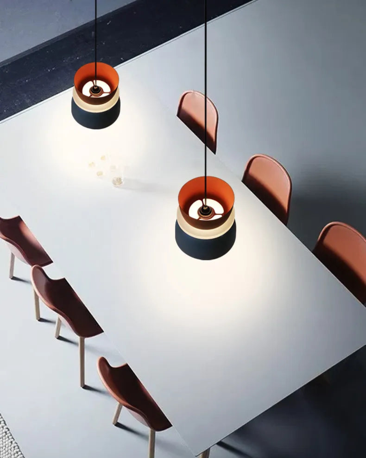 Pendellampe med Lagdelt Geometrisk Silhuet og Rolig Skulpturel Balance