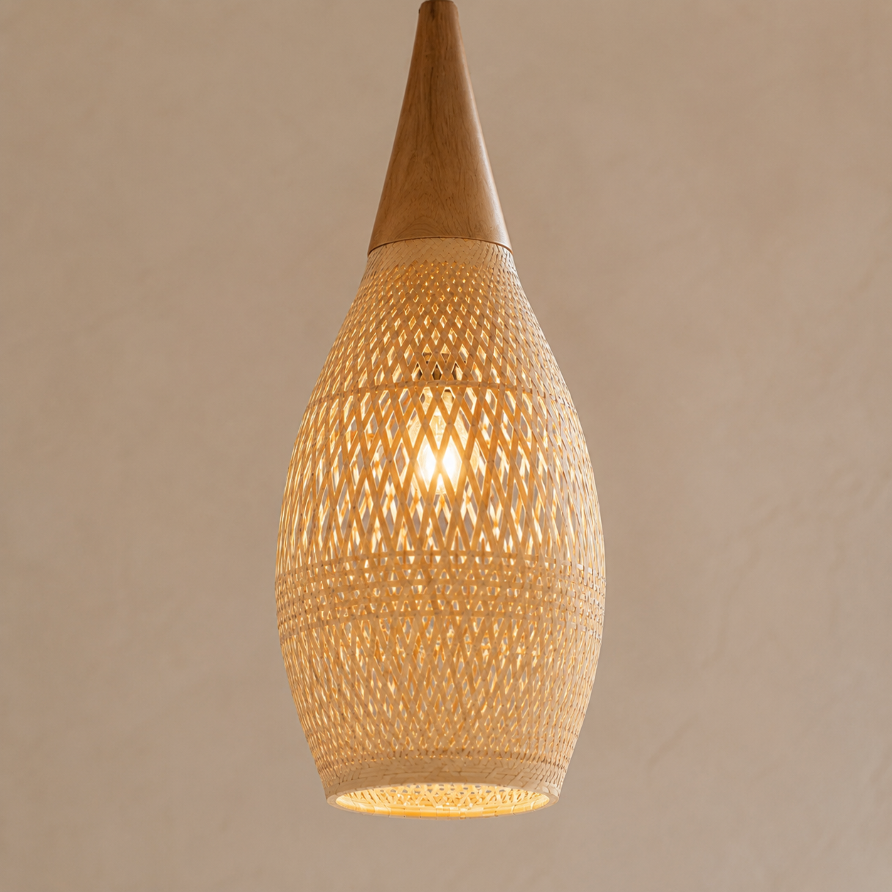 Loftlampe i Rattan med Naturlig Form og Roligt Udtryk