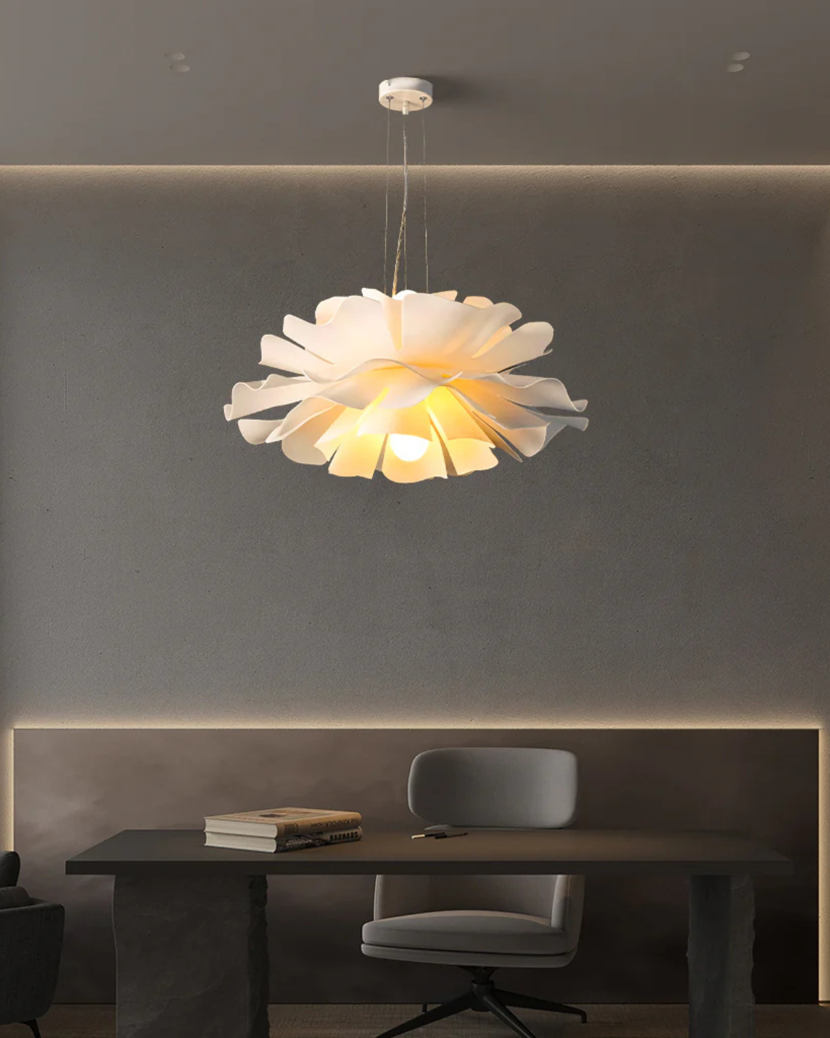 Pendellampe med Skulpturel Blomsterform og Elegant Lagdelt Silhuet