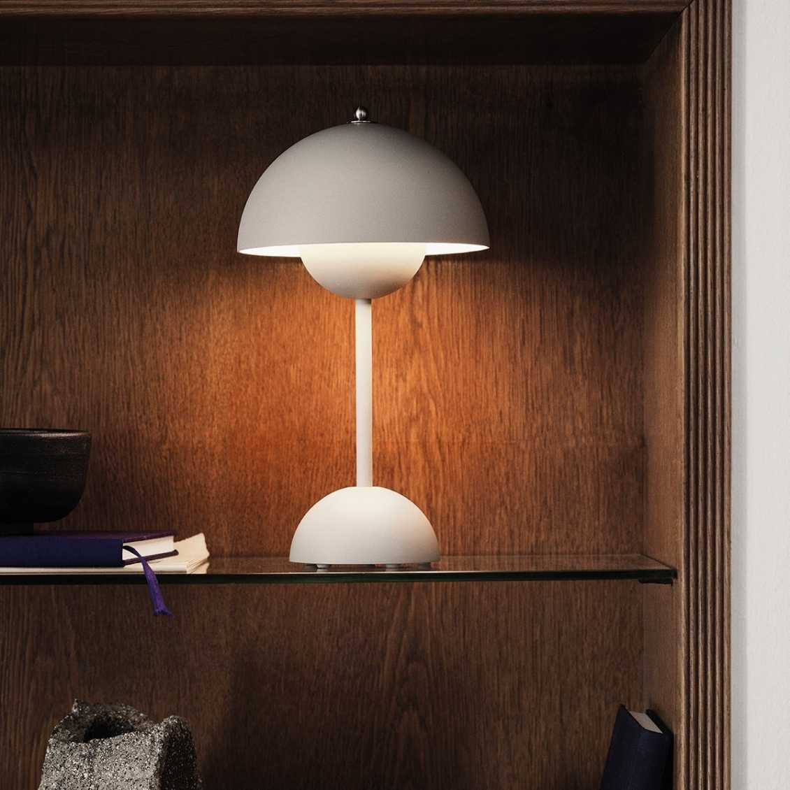 LED Bordlampe med Minimalistisk Design og Beroligende Varmt Lys